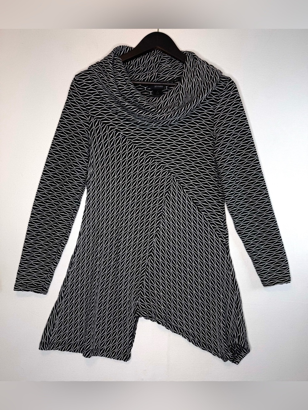 Ali Miles Textured Cowl Neck Tunic Top‎ size Small asymmetrical hem black white